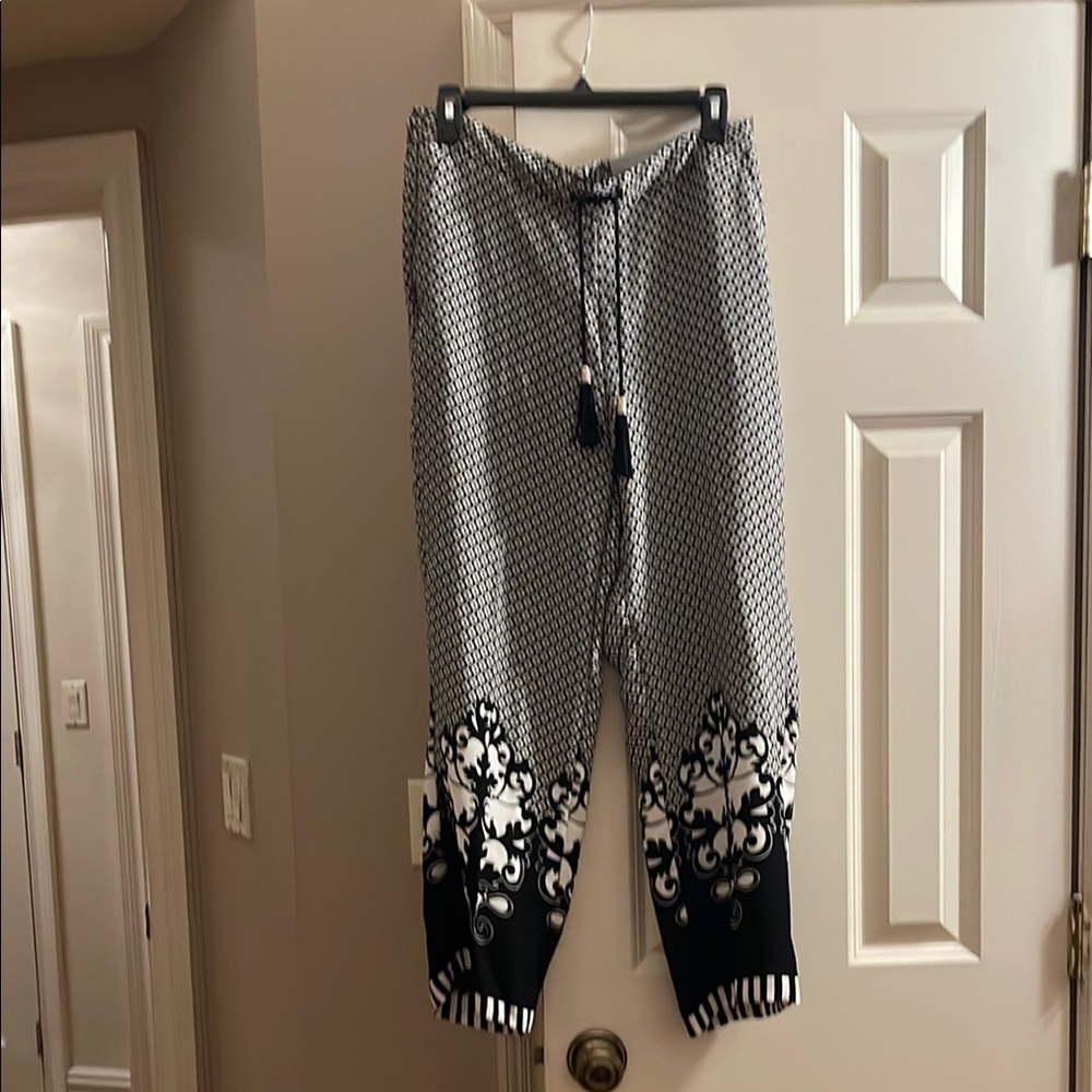 Chico's Black and White Patterned Cropped Pants ankle length lightweight